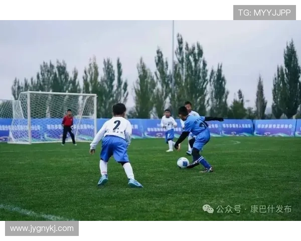 足球明星齐聚看球赛热情高涨共同见证精彩瞬间 足球明星齐聚看球赛热情高涨共同见证精彩瞬间