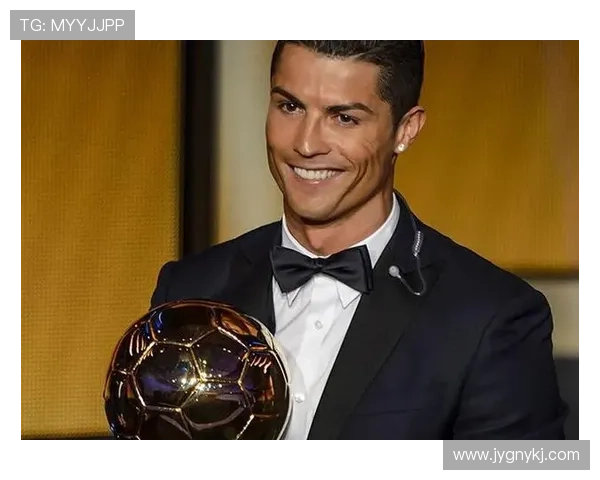 哪位足球明星在社交媒体上晒出自己的苹果6手机引发热议 哪位足球明星在社交媒体上晒出自己的苹果6手机引发热议