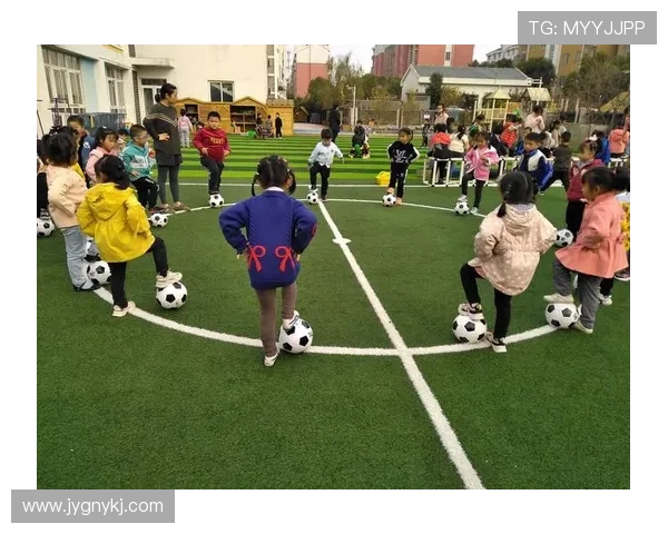 儿童手绘足球明星图鉴让孩子们在快乐中学习足球知识与艺术创作